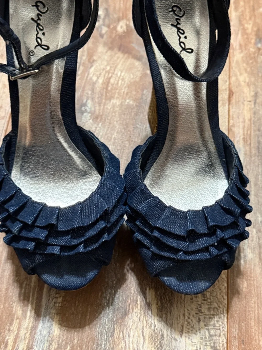 Qupid Navy Ruffle Ankle-Strap Wedge Sandals size 6
